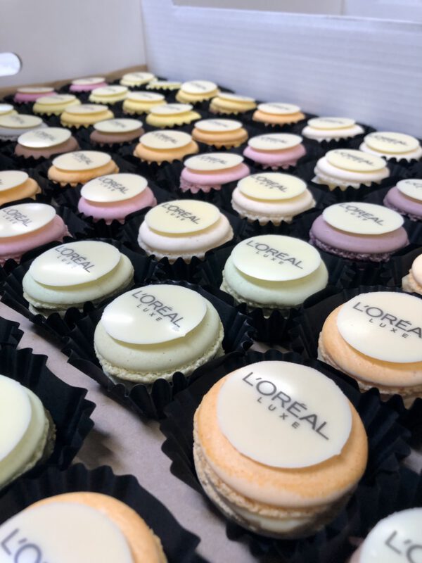 Macarons mit Schoko-Logos – individuell gestaltet für Hochzeiten oder Firmenveranstaltungen – Bild 2