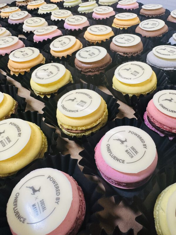 Macarons mit Schoko-Logos – individuell gestaltet für Hochzeiten oder Firmenveranstaltungen – Bild 4