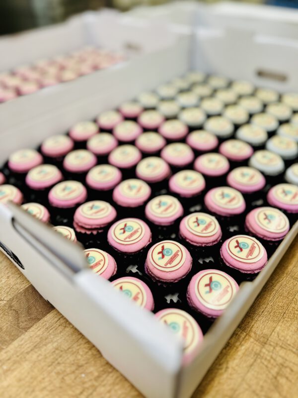 Macarons mit Schoko-Logos – individuell gestaltet für Hochzeiten oder Firmenveranstaltungen – Bild 3
