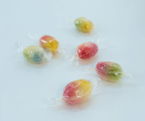 Ein Osterei mit Florentinercreme-Füllung